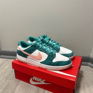 Nike Turquoise and Coral Low-Tops